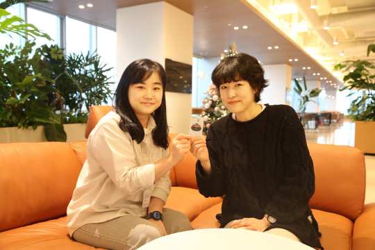 조설희 리빙마케팅팀 차장(왼쪽), 송연미 체크선불팀 과장. [사진=신한카드 제공]